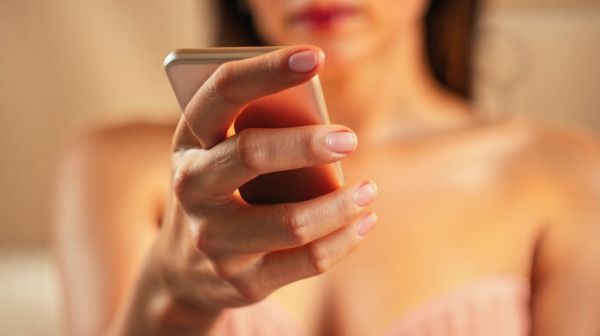 Découvrez les avantages de discuter sexy par téléphone